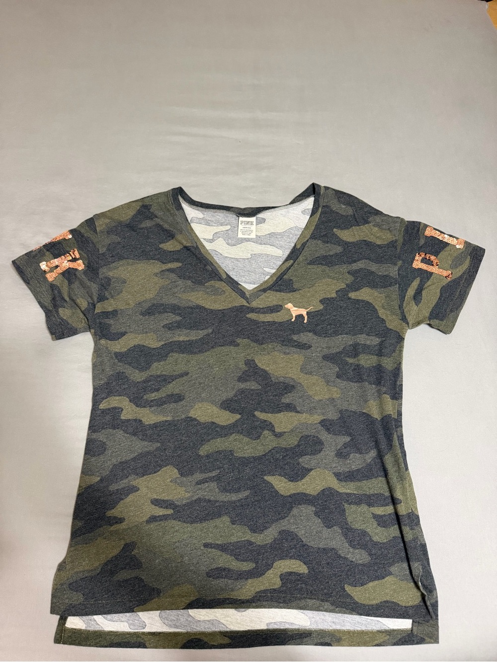 💥 WOMENS PINK Victoria's Secret Camo V‑Neck Tee with Dog Logo
